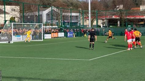 FA Vase: Falmouth Town cruise to 3.